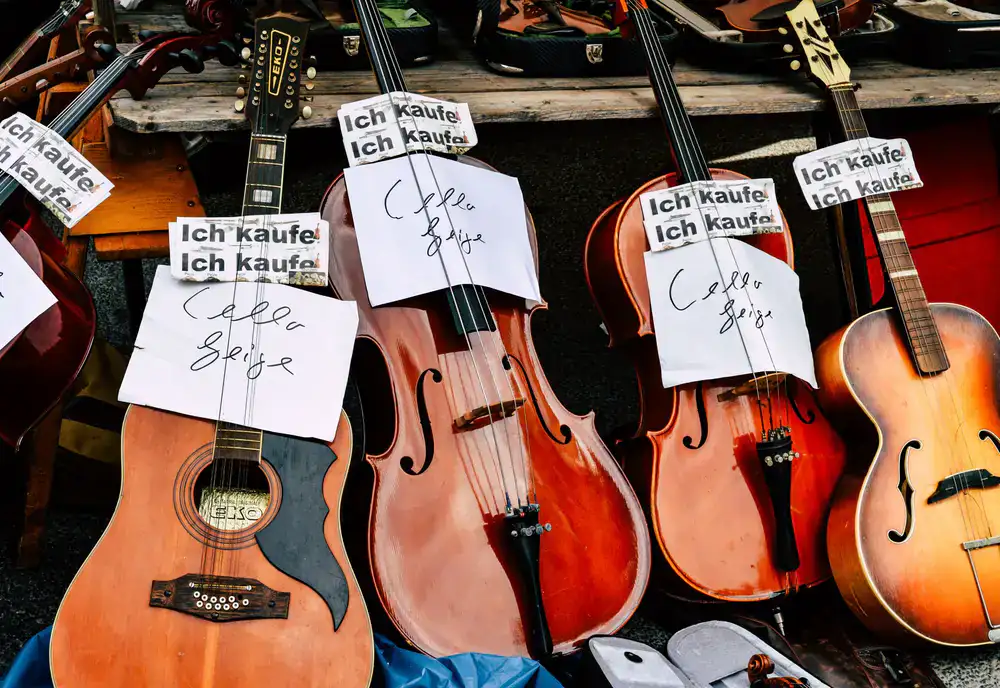 Outside view of the Fret & Bow instrument shop